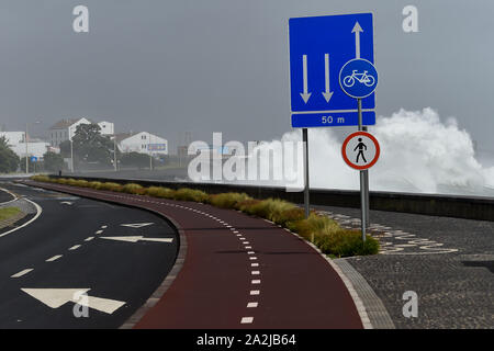 Ponta Delgada, Portugal. 02 Okt, 2019. Ponta Delgada, Portugal 02.10.2019: Hurricane Lorenzo - Portugal 2019 - 02.10.19 geschlossen Küstenstraße in Ponta Delgada. Die wellen Überlauf der Straße. | Verwendung der weltweiten Kredit: dpa/Alamy leben Nachrichten Stockfoto