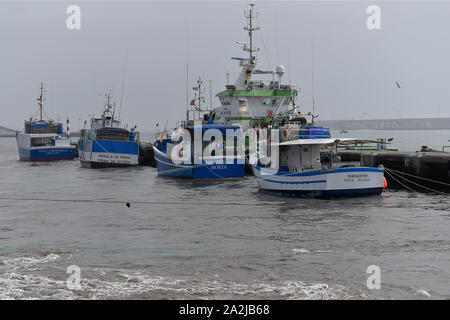 Ponta Delgada, Portugal. 02 Okt, 2019. Ponta Delgada, Portugal 02.10.2019: Hurricane Lorenzo - Portugal 2019 - 02.10.19 Ponta Delgada Fischerboote durch das Hafenbecken vor dem Hurrikan Lorenzo | Verwendung der weltweiten Kredit geschützt: dpa/Alamy leben Nachrichten Stockfoto