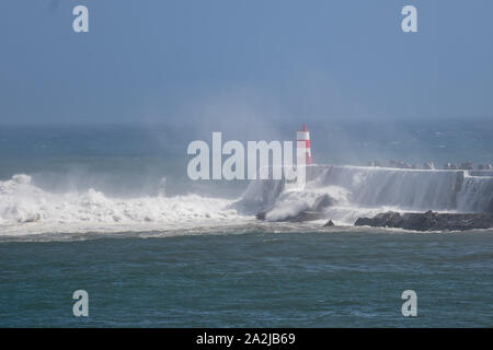 Ponta Delgada, Portugal. 02 Okt, 2019. Ponta Delgada, Portugal 02.10.2019: Hurrikan Lorenzo - Portugal 2019 - 02.10.19 Wellen brechen an der Hafeneinfahrt Leuchtturm im Hafen von Ponta Delgada | Verwendung der weltweiten Kredit: dpa/Alamy leben Nachrichten Stockfoto