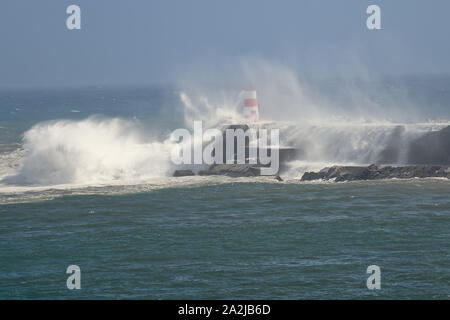 Ponta Delgada, Portugal. 02 Okt, 2019. Ponta Delgada, Portugal 02.10.2019: Hurrikan Lorenzo - Portugal 2019 - 02.10.19 Wellen brechen an der Hafeneinfahrt Leuchtturm im Hafen von Ponta Delgada | Verwendung der weltweiten Kredit: dpa/Alamy leben Nachrichten Stockfoto