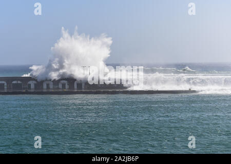 Ponta Delgada, Portugal. 02 Okt, 2019. Ponta Delgada, Portugal 02.10.2019: Hurrikan Lorenzo - Portugal 2019 - 02.10.19 Von der Herrican Lorenzo, den Atlantischen Ozean verschüttet die Wellen über einen 10 Meter hohen hafenmauer in das Hafenbecken von Ponta Delgada, Portugal. | Verwendung der weltweiten Kredit: dpa/Alamy leben Nachrichten Stockfoto