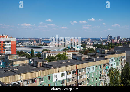 Blick über die Dächer von Alt und Neu gebauten städtischen Hochhäusern Stockfoto