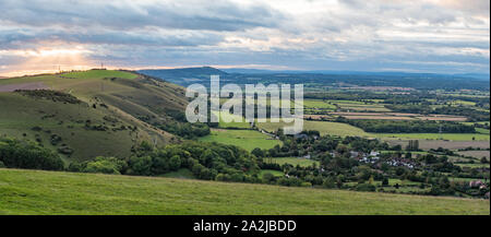 Landschaft Panoramablick von Devil's Dyke Parkplatz der Hügel und Dörfer der South Downs in der Mid Sussex Bezirk West Sussex, England, UK. Stockfoto