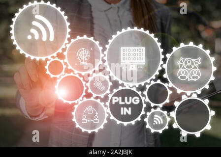 Wort schreiben Text Plug-in. Business Foto präsentiert, Gerät in Strom Schalten Sie an Frau tragen formalen Arbeit Klage vor zu drehen Stockfoto