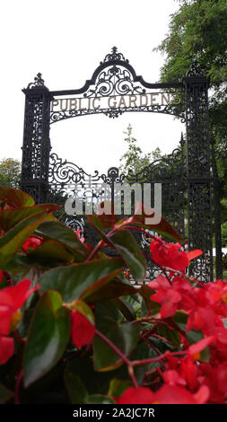 Der Eingang der öffentlichen Gärten mit roten Blumen in Halifax, Nova Scotia, Kanada. Stockfoto