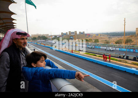 Saudi Arabien Saoedi Arabie Riyad Riaad Formel E Rennen. Männliche Besucher mit Kind 15-12-2018 Foto Jaco Klamer Stockfoto