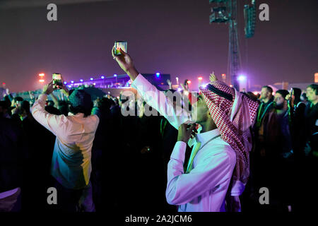 Saudi Arabien Saoedi Arabie Riyad Riaad Formel E race Konzerte von einer Republik und David Guetta mit Band Publikum mit Mann in traditioneller Kleidung Stockfoto