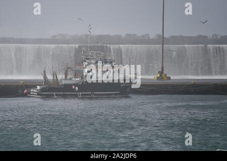 Ponta Delgada, Portugal. 02 Okt, 2019. Ponta Delgada, Portugal 02.10.2019: Hurrikan Lorenzo - Portugal 2019 - 02.10.19 Von der Herrican Lorenzo, den Atlantischen Ozean verschüttet die Wellen über einen 10 Meter hohen hafenmauer in das Hafenbecken von Ponta Delgada, Portugal. | Verwendung der weltweiten Kredit: dpa/Alamy leben Nachrichten Stockfoto
