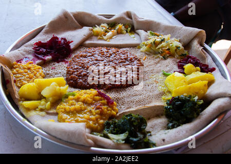 Injera firfir, Fladenbrot, typisch Äthiopische fasten Essen Stockfoto