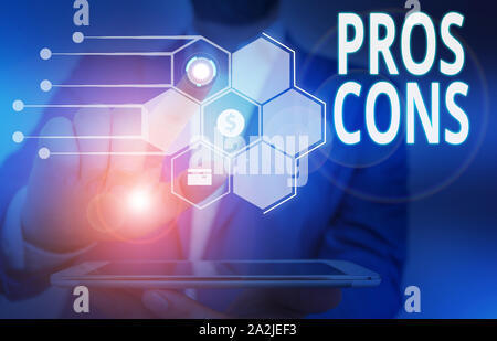 Konzeptionelle Handschrift zeigen Profis Kons. Konzept Bedeutung der günstigen und ungünstigen Faktoren oder aus Gründen der Demonstration männlicher tragen Anzug pre Stockfoto