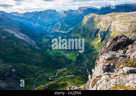 Panoramablick auf Geiranger Fjord und das Dorf vom Dalsnibba Viewpoint, Norwegen Stockfoto