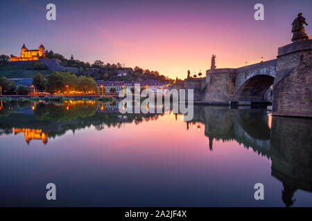 Würzburg, Deutschland. Stadtbild Bild von Würzburg mit alten Main Brücke über den Main und die Festung Marienberg während der schönen Herbst Sonnenuntergang. Stockfoto