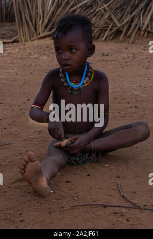 Turmi, Äthiopien - Nov 2018: Junge Hamer Stamm kid neben dem Haus spielen, Omo Valley Stockfoto