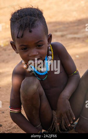 Turmi, Äthiopien - Nov 2018: Junge Hamer Stamm kid neben dem Haus spielen, Omo Valley Stockfoto