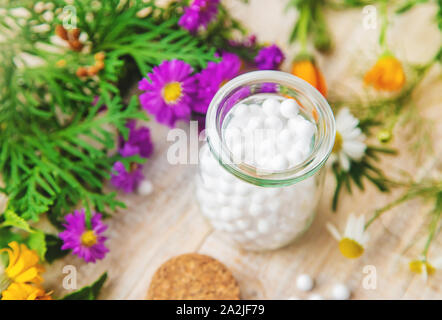 Homöopathie. Kräuterextrakte in kleinen Flaschen. Selektive konzentrieren. Natur. Stockfoto