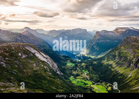 Panoramablick auf Geiranger Fjord und das Dorf vom Dalsnibba Viewpoint, Norwegen Stockfoto