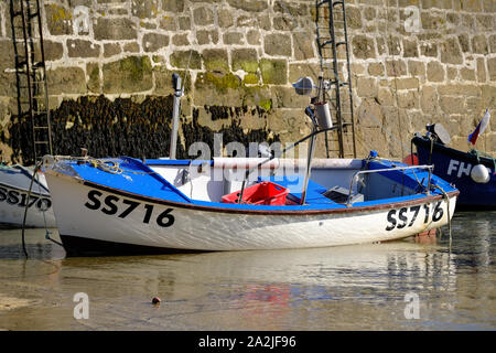 Kleines Fischerboot im Hafen von St Ives Cornwall Stockfoto