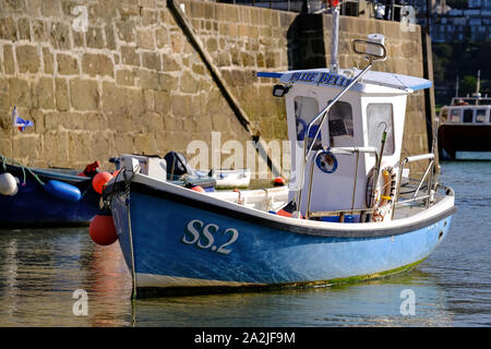 Kleines Fischerboot im Hafen von St Ives Cornwall Stockfoto