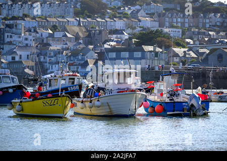 Kleines Fischerboot im Hafen von St Ives Cornwall Stockfoto