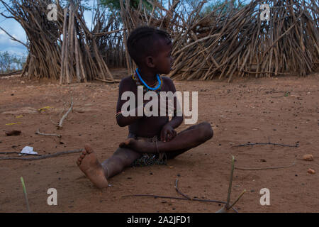 Turmi, Äthiopien - Nov 2018: Junge Hamer Stamm kid neben dem Haus spielen, Omo Valley Stockfoto