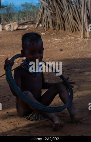 Turmi, Äthiopien - Nov 2018: Junge Hamer Stamm Kid spielen mit reifen, Omo Valley Stockfoto