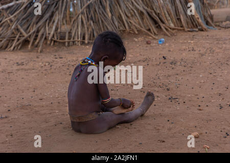 Turmi, Äthiopien - Nov 2018: Junge Hamer Stamm kid neben dem Haus spielen, Omo Valley Stockfoto