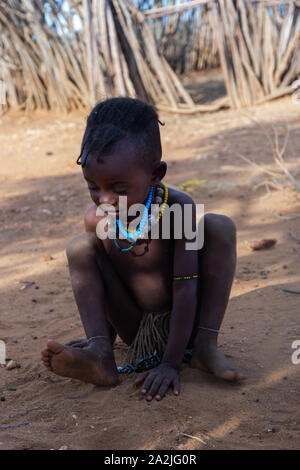 Turmi, Äthiopien - Nov 2018: Junge Hamer Stamm kid neben dem Haus spielen, Omo Valley Stockfoto