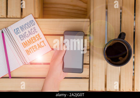 Wort schreiben Text Mitmachen engagieren Tauchen Sie interagieren. Business foto Präsentation melden Sie Verbinden Sie beteiligen sich an dem Projekt Frau computer Smartphone dr Stockfoto