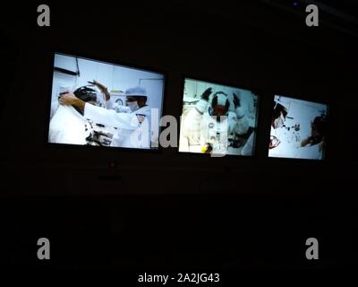 Die Vorbereitungen für die Astronauten gehen auf den Bildschirmen ein Kennedy Space Center Florida - 6. November 2018 auf den Mond Stockfoto