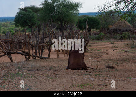 Turmi, Äthiopien - Nov 2018: Rückseite des Hamer Stamm Frau auf dem Boden sitzend, Omo Valley Stockfoto