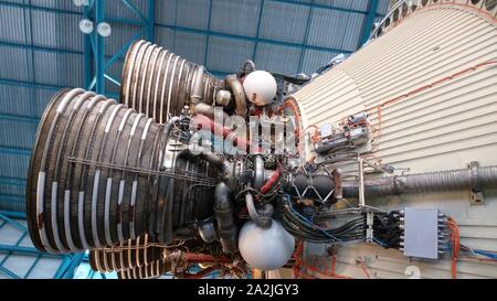 KENNEDY SPACE CENTER, Florida, USA - Die Motoren der zweiten Stufe der Saturn 5-Rakete, die auf den Besucher Komplex von Kennedy Space ausgestellt wird, Stockfoto