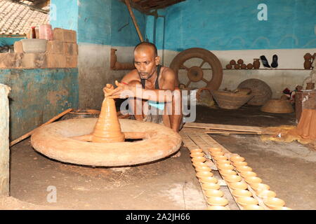 SIJHORA, INDIEN, September 17, 2019: Indische Potter, Öllampen für Diwali Festival. Stockfoto