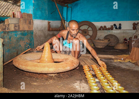 SIJHORA, INDIEN, September 17, 2019: Indische Potter, Öllampen für Diwali Festival. Stockfoto