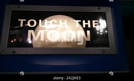 Touch the Moon, Lunar Sample 70245.287 Moon Rock, KENNEDY SPACE CENTER, FLORIDA, USA - 6. November 2018 Stockfoto