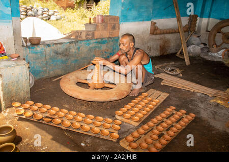 SIJHORA, INDIEN, September 17, 2019: Indische Potter, Öllampen für Diwali Festival. Stockfoto