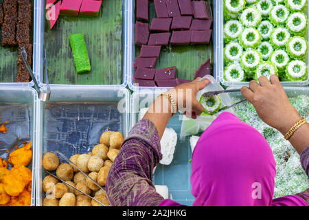 Ansicht von oben unbekannter Hersteller am Essen in der Stadt Kota Kinabalu, Sabah, Malaysia. Stockfoto