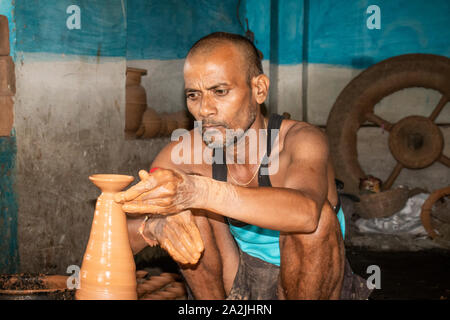 SIJHORA, INDIEN, September 17, 2019: Indische Potter, Öllampen für Diwali Festival. Stockfoto