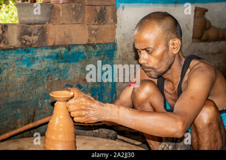 SIJHORA, INDIEN, September 17, 2019: Indische Potter, Öllampen für Diwali Festival. Stockfoto