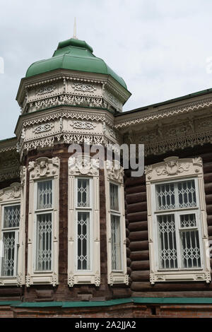 Beispiel für eine der alten historischen Holzhäuser in Nowosibirsk, Russland Stockfoto