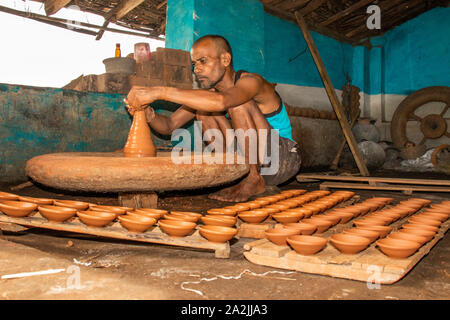 SIJHORA, INDIEN, September 17, 2019: Indische Potter, Öllampen für Diwali Festival. Stockfoto