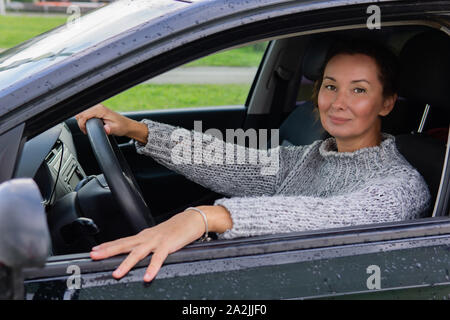 Lächelnde Frau Auto fahren Stockfoto