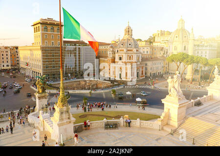 Rom, Italien, 16. SEPTEMBER 2019: Sonnenuntergang Blick auf Rom vom Altar des Vaterlandes (Altare della Patria) mit italienischen Fahnen. Stockfoto