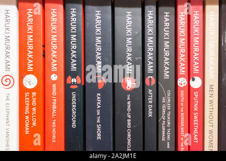 Bücher von Haruki Murakami, einem beliebten japanischen Schriftsteller Stockfoto