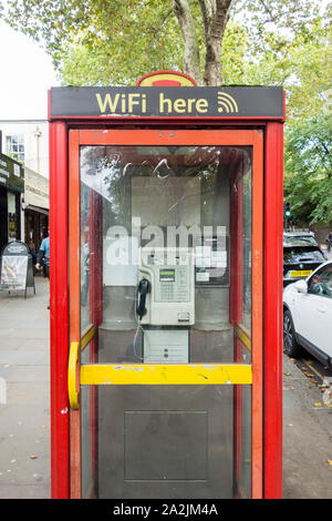 Wlan hier Telefon Kiosk in Notting Hill Gate, London, UK Stockfoto