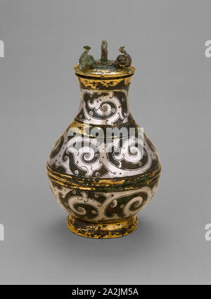 Überdachte Jar (Hu), östliche Zhou Dynastie, die Periode der Streitenden Reiche (480 - 221 v. Chr.), Ende 4./3.Jahrhundert v. Chr., China, angeblich von Jincun, Provinz Henan, China, Bronze mit Litze Silber und vergoldet, H. 14,6 cm (5 3/4 in.), Diam. 8,9 cm (3 1/2 in. Stockfoto