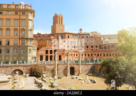 Forum und Markt von Trajan in Rom, Italien. Berühmte alte Forum des Traja ist eine der wichtigsten touristischen Attraktionen in der Stadt. Antike römische Architektur und Stockfoto