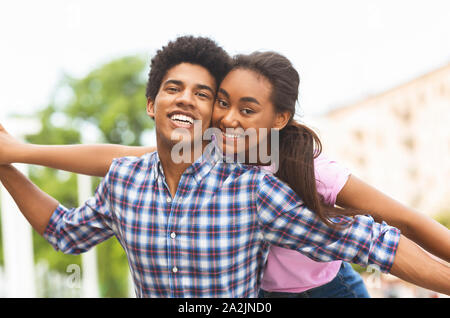 Glückliches junges paar Spaß und um gemeinsam täuschen im Freien Stockfoto