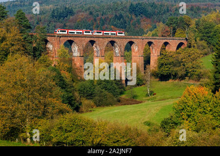 Zug auf Viadukt (Himbächel Viadukt) der Odenwaldbahn" (Odenwald) über dem Tal in der Nähe des Himbächel Hetzbach, Odenwald, Hessen, Deutschland Stockfoto