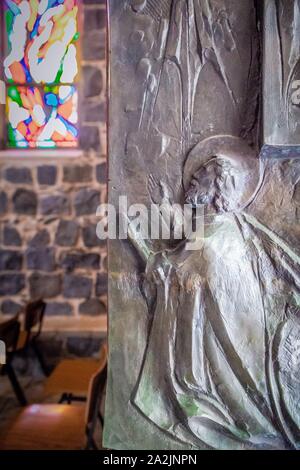Die Kirche des Primats des Petrus. Franziskanerkirche in Tabgha, Israel. Türen und Fenstern aus buntem Glas, Details Stockfoto