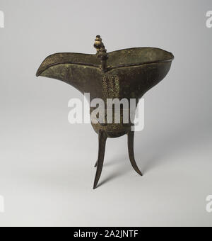 Becher (jue), Ming Dynastie, Tianshun Zeitraum (1457-1464), 1464, China, Bronze, 20,5 × 19,1 × 8,4 cm (8 1/16 x 7 1/2 x 3 5/16 Zoll Stockfoto